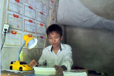 Cậu bé côi cút nhiều năm đạt học sinh giỏi