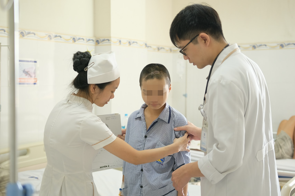 Sau tiếng động lớn, gia đình phát hiện cô gái 16 tuổi nguy kịch ở phòng tắm - 2