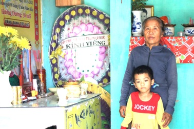 Bố mẹ mất, tương lai mịt mù của cậu bé mồ côi 6 tuổi