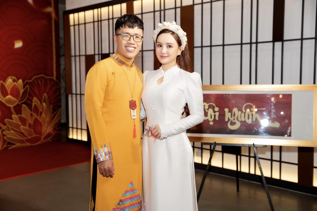 Ca sĩ Vy Oanh xinh đẹp rạng rỡ, được chồng hộ tống đi cúng Tổ - 7 Ca sĩ Vy Oanh xinh đẹp rạng rỡ, được chồng hộ tống đi cúng Tổ - 7