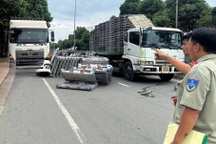 Hàng tấn pallet sắt trên xe đầu kéo rơi xuống đường ở Bình Dương