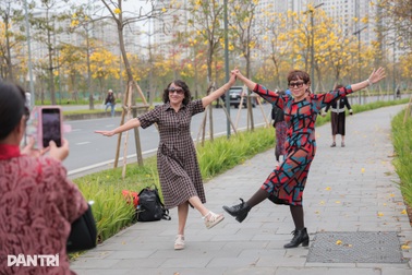 Các bác, các cô tạo dáng nhí nhảnh, độc lạ trên đường hoa phong linh