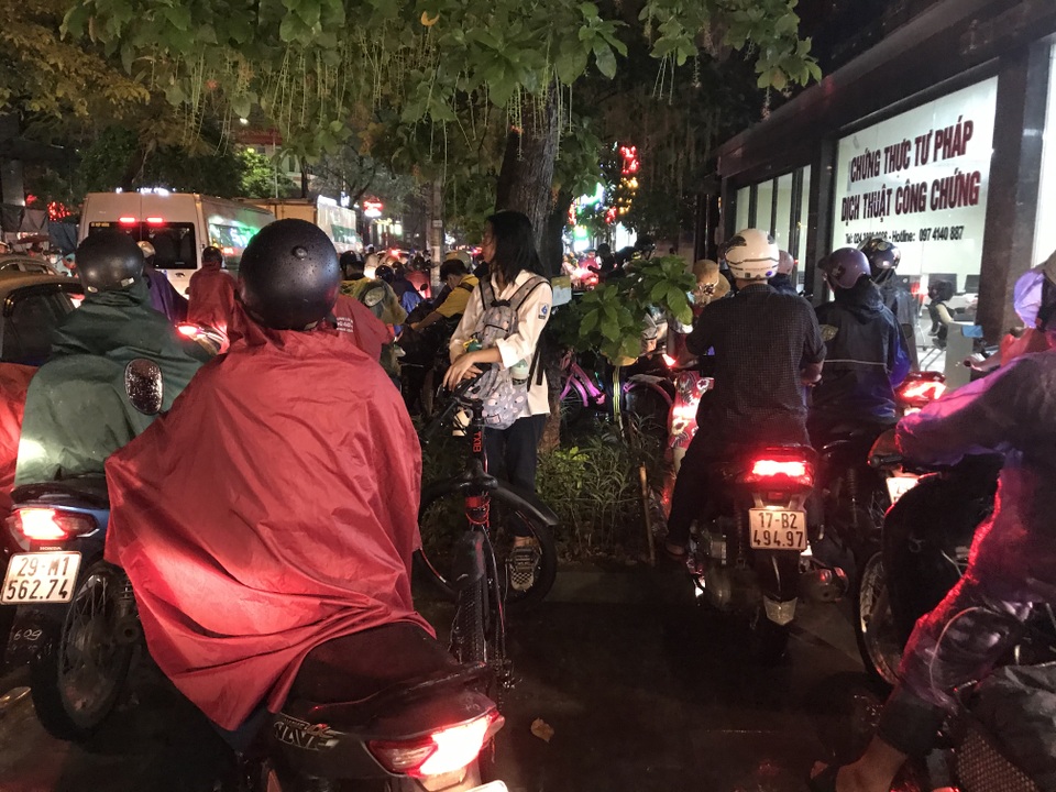 Đường phố Hà Nội ùn tắc kéo dài hàng cây số sau cơn mưa lớn chiều tan tầm - 7 Đường phố Hà Nội ùn tắc kéo dài hàng cây số sau cơn mưa lớn chiều tan tầm - 7
