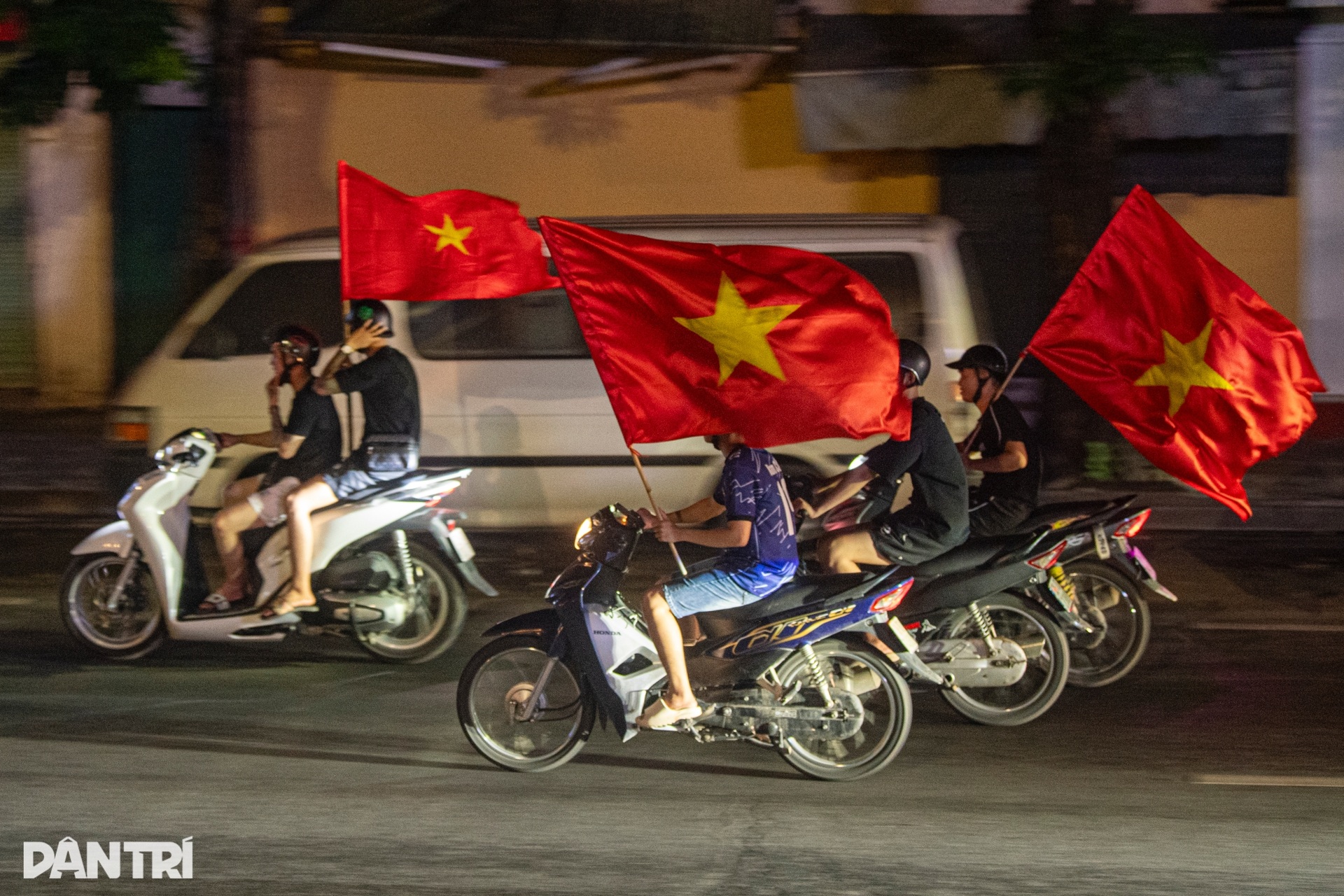 Biển người đỏ rực, Hà Nội không ngủ ăn mừng U23 vô địch Đông Nam Á - 14 Biển người đỏ rực, Hà Nội không ngủ ăn mừng U23 vô địch Đông Nam Á - 14