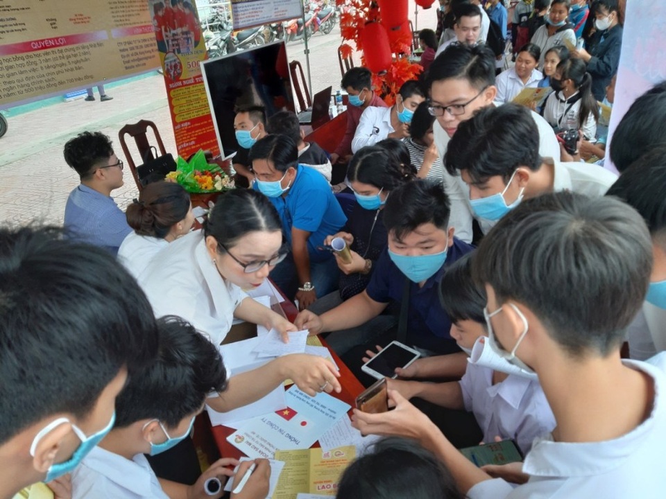 Hậu Covid-19, cả ngàn lao động đến dự phiên giao dịch việc làm - 2 Hậu Covid-19, cả ngàn lao động đến dự phiên giao dịch việc làm - 2