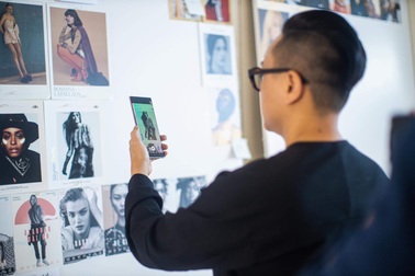 Nguồn cảm hứng lạ đằng sau “Đi nhặt hạt sương nghiêng” của NTK Công Trí