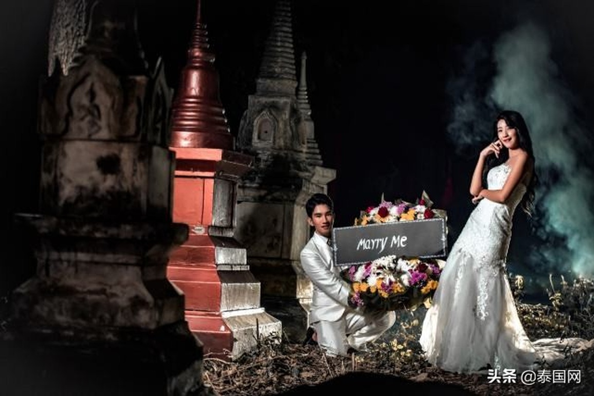 Cặp đôi đưa nhau ra nghĩa địa chụp ảnh cưới có cả quan tài và vòng hoa - 3 Cặp đôi đưa nhau ra nghĩa địa chụp ảnh cưới có cả quan tài và vòng hoa - 3