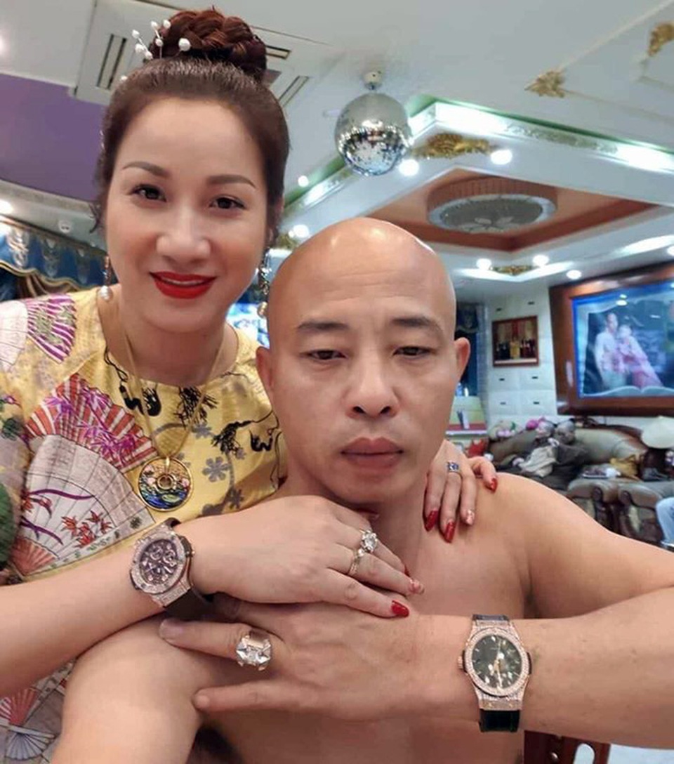 Chân dung 4 đại gia Việt thích khoe núi tiền vàng, ăn chơi khét tiếng rồi xộ khám - 2 Chân dung 4 đại gia Việt thích khoe núi tiền vàng, ăn chơi khét tiếng rồi xộ khám - 2