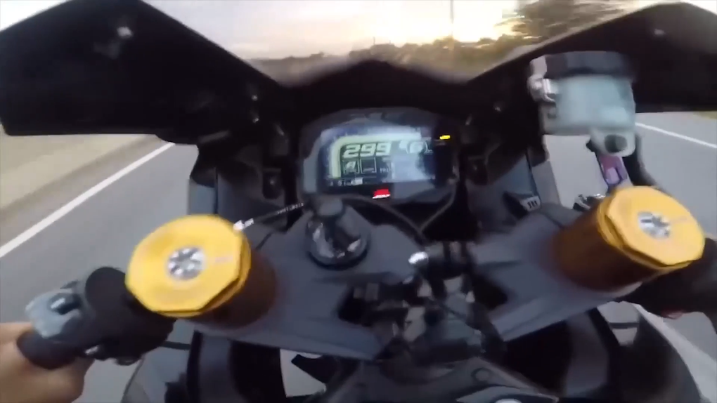 Thanh niên điều khiển phân khối lớn có thời điểm lên đến 299km/h (Ảnh cắt từ clip). Thanh niên điều khiển phân khối lớn có thời điểm lên đến 299km/h (Ảnh cắt từ clip).
