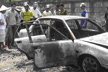 Ô tô 4 chỗ cháy thành than trên đường