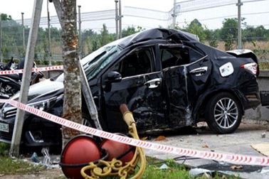 Ô tô tông trụ đèn, chánh thanh tra Sở  tử vong