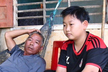 Cậu bé 12 tuổi ước có tiền lo cho cha chấn thương sọ não, gãy 2 chân