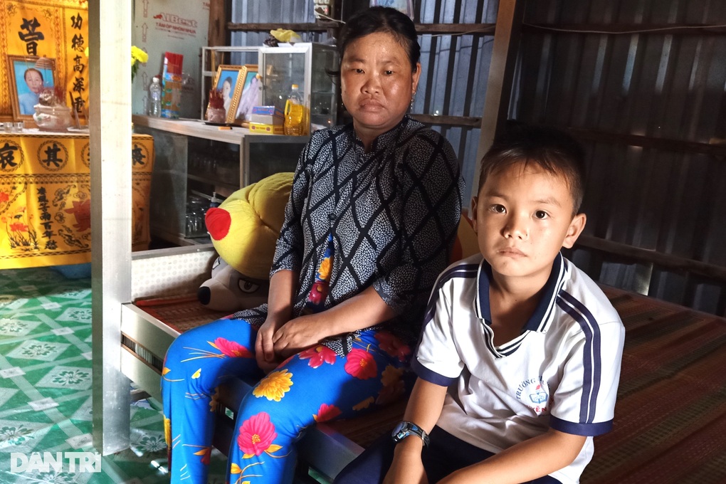 Cha mẹ mất vì Covid-19, bé 10 tuổi sống với bác trong cảnh nghèo khó - 2 Cha mẹ mất vì Covid-19, bé 10 tuổi sống với bác trong cảnh nghèo khó - 2