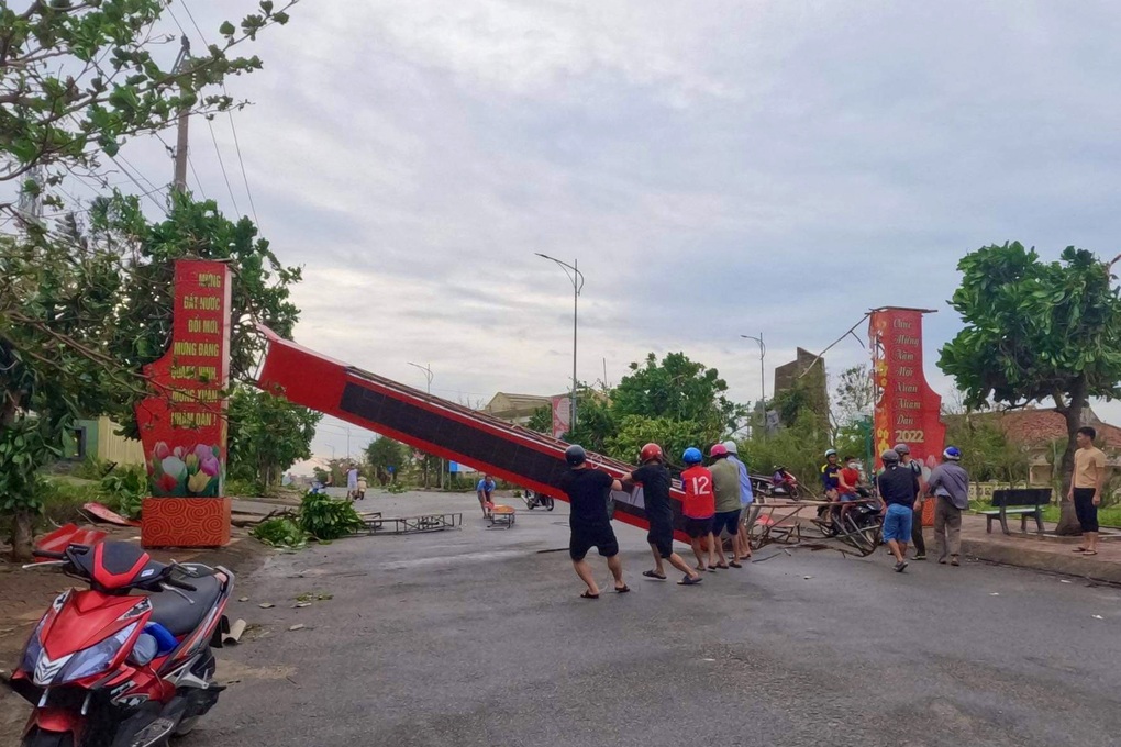 Bão Noru đánh đắm nhiều tàu thuyền ở đảo Lý Sơn - 11 Bão Noru đánh đắm nhiều tàu thuyền ở đảo Lý Sơn - 11