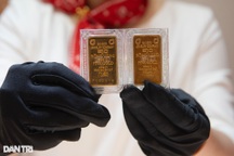 Vàng có diễn biến lạ: Giá bán ra trong nước bất ngờ ngang giá thế giới