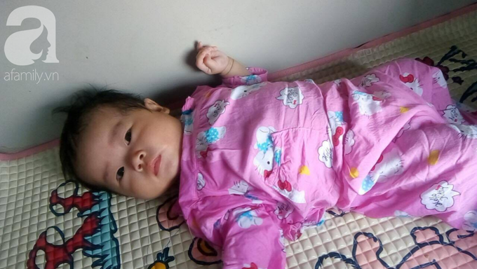 hình ảnh mới nhất của bé gái nằm ngoan dưới hộc tủ bú sữa bình, phía trên mẹ tất bật bán bánh mưu sinh - Ảnh 9. hình ảnh mới nhất của bé gái nằm ngoan dưới hộc tủ bú sữa bình, phía trên mẹ tất bật bán bánh mưu sinh - Ảnh 9.