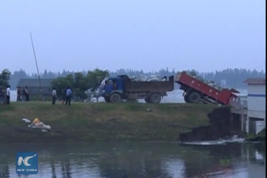 Clip lạ: Dùng xe tải lao xuống nước lũ cứu đê vỡ