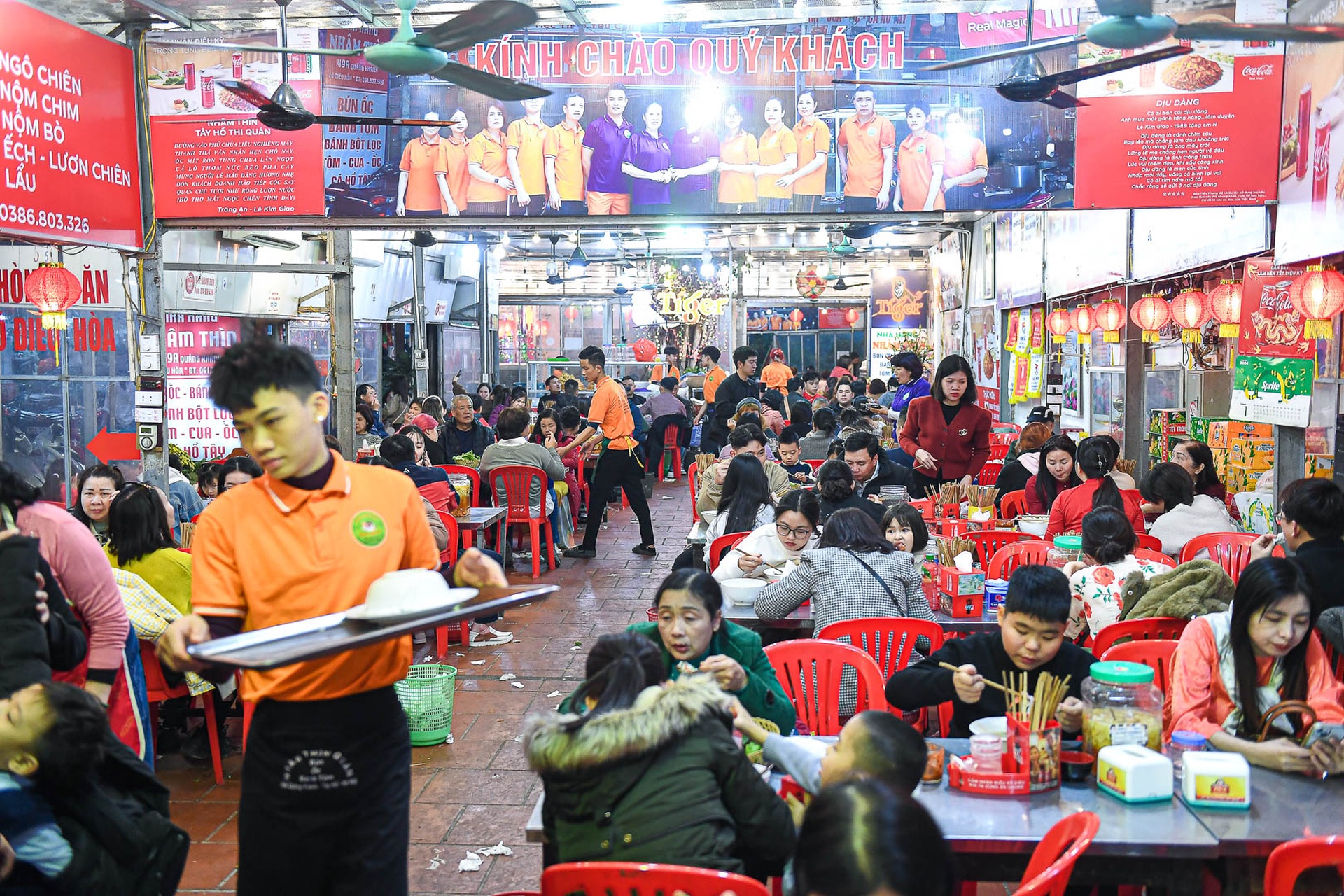Chủ quán bún ốc Hà Nội mệt phờ vì khách xếp hàng đông tràn vỉa hè ngày Tết - 3 Chủ quán bún ốc Hà Nội mệt phờ vì khách xếp hàng đông tràn vỉa hè ngày Tết - 3