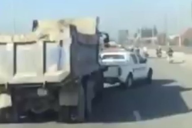 Xe ben ra sức đánh võng, húc đuôi xe CSGT để tẩu thoát