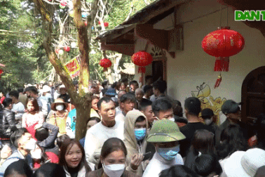 Hàng vạn người chen chân xin "nước thánh" cầu may đầu năm mới