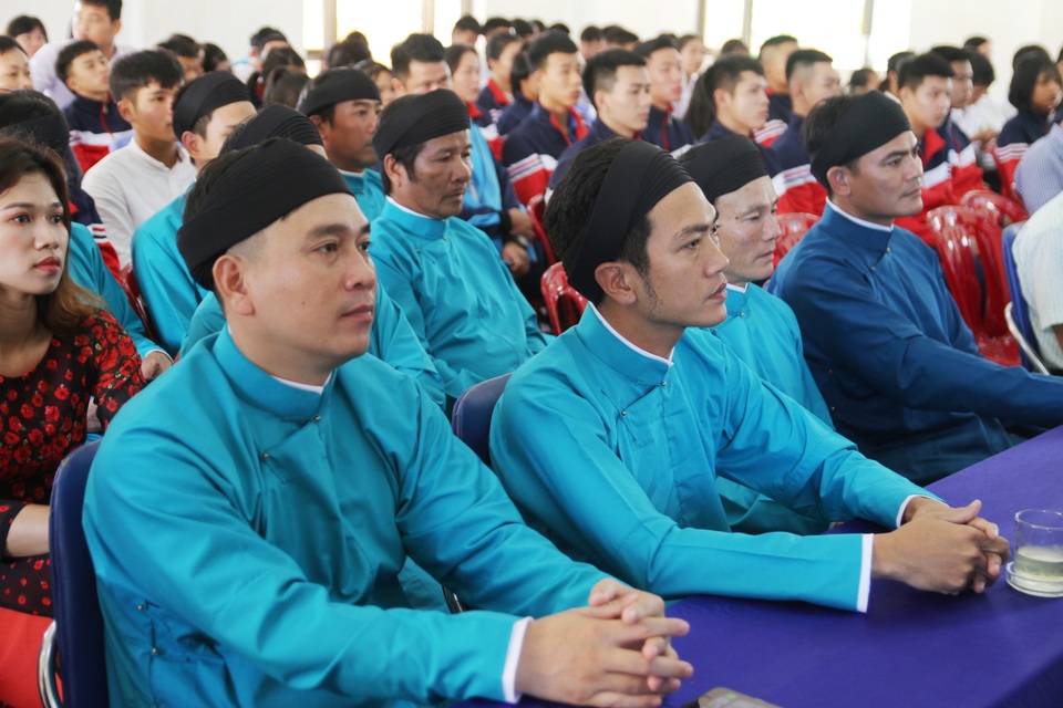 Các thầy giáo ở Huế mặc áo dài ngũ thân dự khai giảng năm học mới - 7 Các thầy giáo ở Huế mặc áo dài ngũ thân dự khai giảng năm học mới - 7