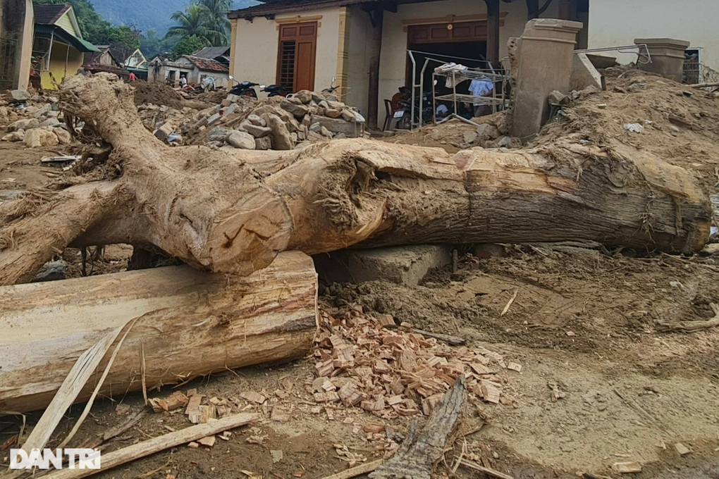 Báo điện tử Dân trí tiếp tục hỗ trợ người dân nơi huyện nghèo bị lũ quét - 6 Báo điện tử Dân trí tiếp tục hỗ trợ người dân nơi huyện nghèo bị lũ quét - 6