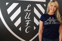 MC xinh đẹp của CLB Leeds United gây sốt với cổ động viên Anh
