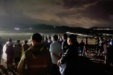 Hai thanh niên bị sóng cuốn khi tắm biển tại Đắk Lắk