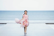 Con gái Xuân Lan tự tin trình diễn thời trang