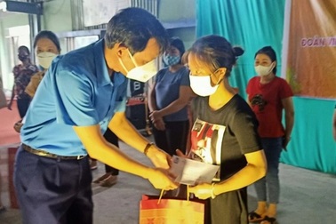 Nữ công nhân kể chuyện nhà 11 người, 10 người mắc Covid-19