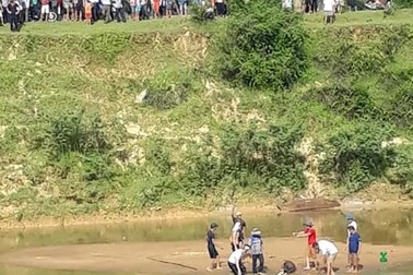 Cứu con đuối nước, cả 2 cha con bị dòng xoáy nhấn chìm, tử vong