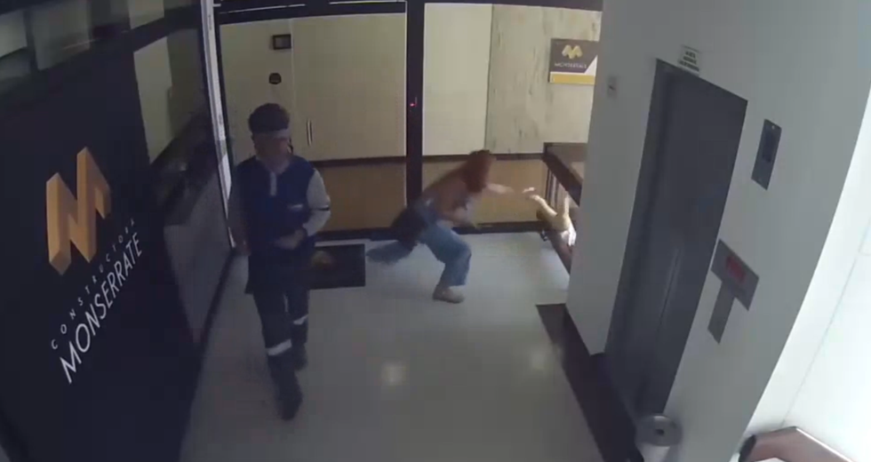 Clip “mẹ phản ứng nhanh cứu con khỏi cú ngã từ tầng 4” nổi bật tuần qua