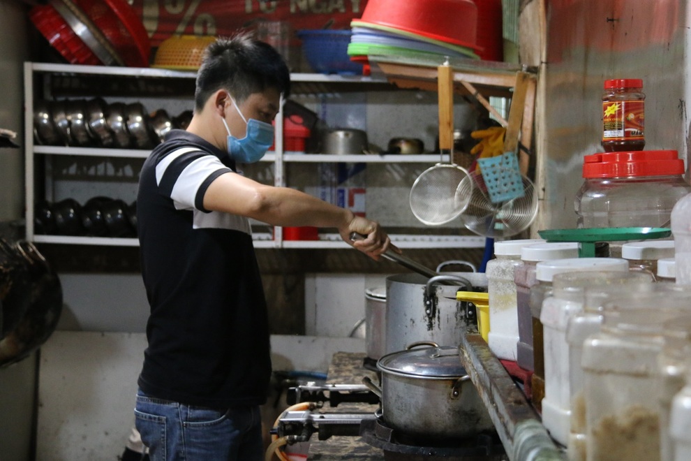Hỗ trợ người khó khăn do dịch Covid-19 phải bằng cả tấm lòng - 1 Hỗ trợ người khó khăn do dịch Covid-19 phải bằng cả tấm lòng - 1