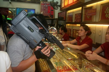 Vàng tăng giá, phóng viên thị trường toát mồ hôi