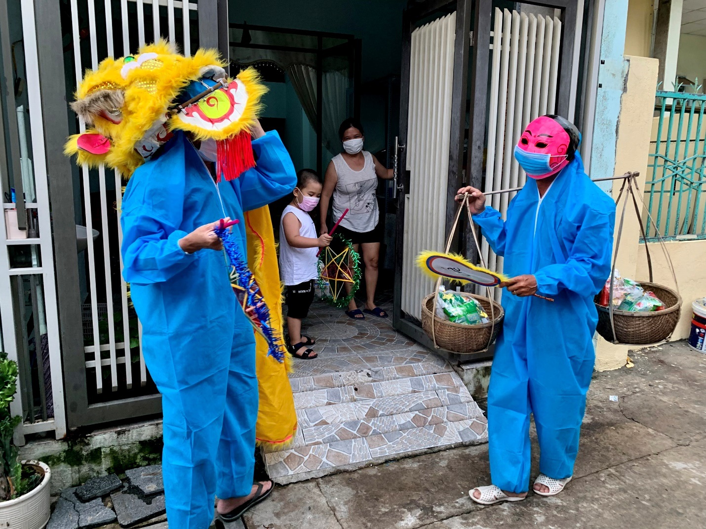 Ông địa, chú lân mặc đồ bảo hộ kín mít đi tặng quà Trung thu các em nhỏ - 4