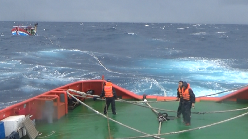 Bất ngờ liên lạc được với 12 ngư dân trên tàu cá mất tích nhiều ngày - 1