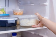 Sai lầm có thể gây hại sức khỏe khi hâm cơm trữ trong tủ lạnh