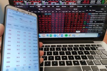 Hoảng loạn, tháo chạy tái diễn, chứng khoán "bay" thêm gần 40 điểm