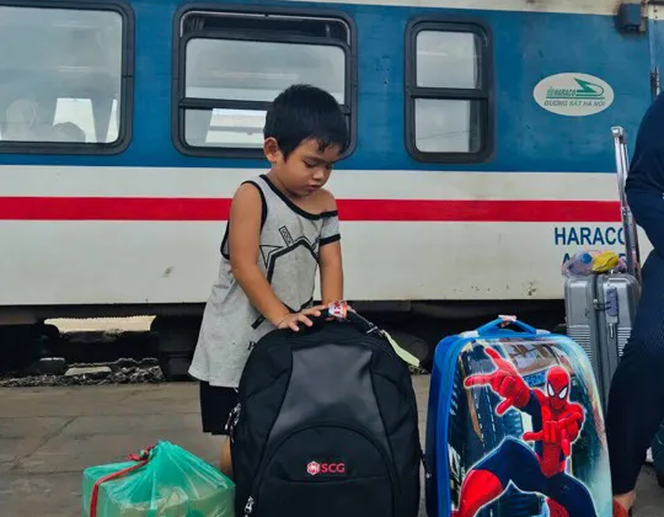 Người đàn ông bật khóc khi mẹ dặn: Đừng về Tết! - 1 Người đàn ông bật khóc khi mẹ dặn: Đừng về Tết! - 1