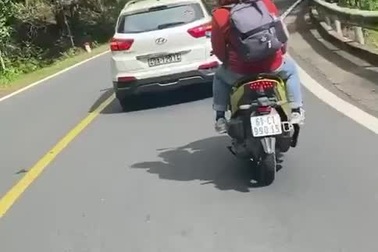 Phẫn nộ với hành động vô ý thức của những người ngồi trên ô tô