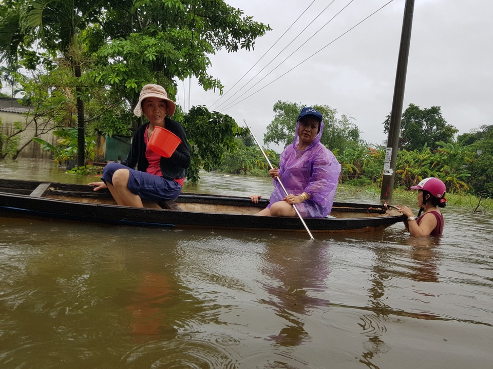 Cận cảnh nước lũ dâng cao ngang ngực ở nhiều tỉnh miền Trung - 6 Cận cảnh nước lũ dâng cao ngang ngực ở nhiều tỉnh miền Trung - 6