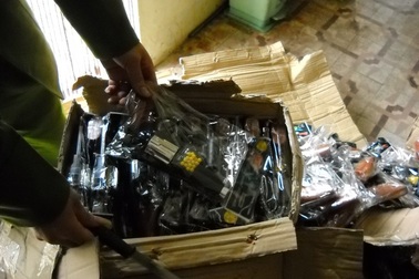 Thu giữ hơn 1.000 khẩu súng đồ chơi bắn đạn nhựa trên xe khách