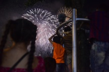 Biển người đổ về trung tâm TPHCM xem pháo hoa