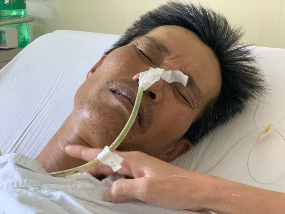 Xót xa cảnh người vợ khóc cạn nước mắt vì chồng, con ung thư - 1 Xót xa cảnh người vợ khóc cạn nước mắt vì chồng, con ung thư - 1