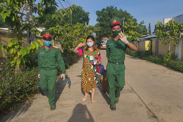 Niềm vui ngày đoàn tụ gia đình của 232 công dân về từ Malaysia