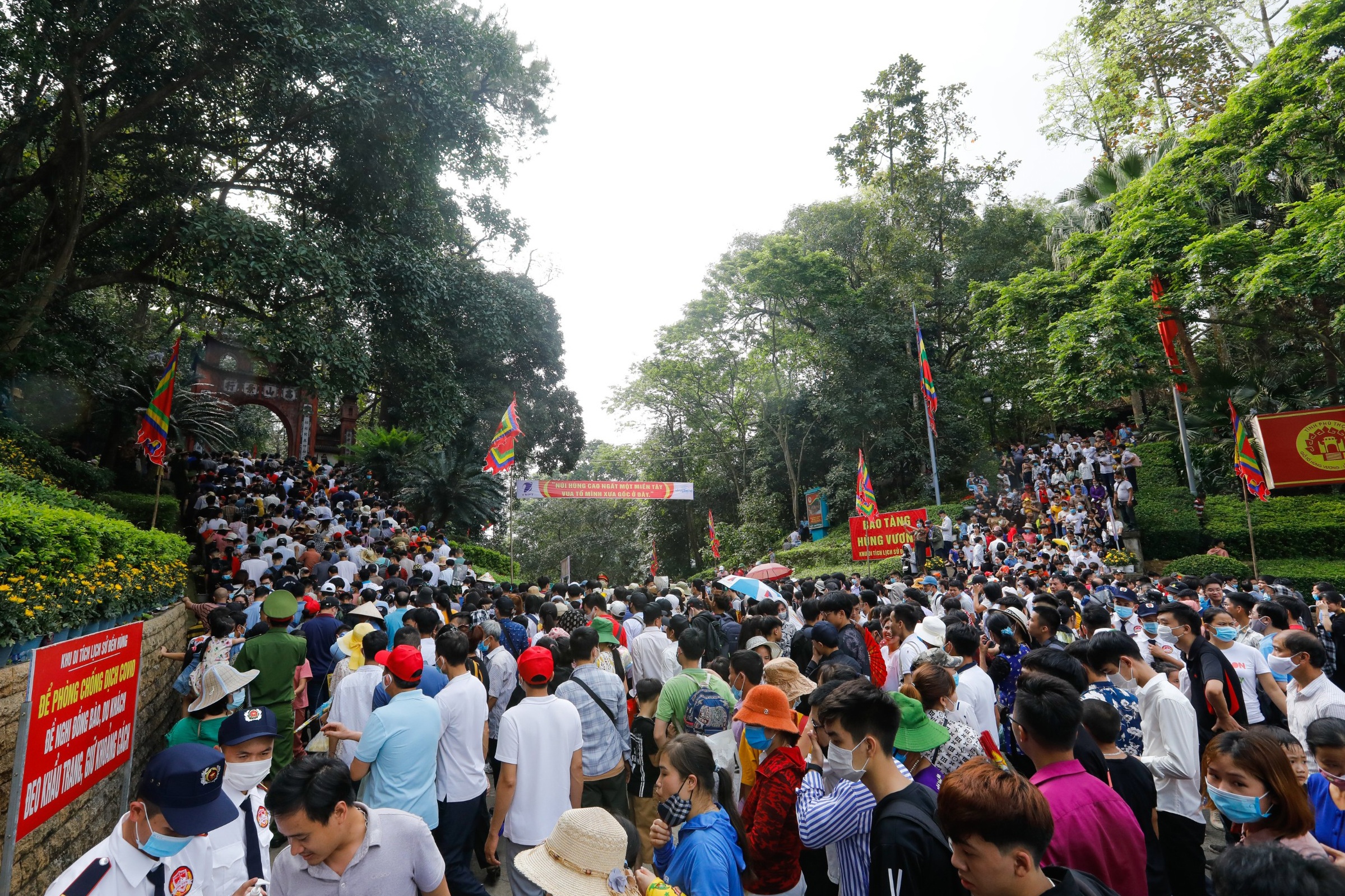 Biển người đổ về lễ hội Đền Hùng trong ngày Quốc Giỗ - 2 Biển người đổ về lễ hội Đền Hùng trong ngày Quốc Giỗ - 2