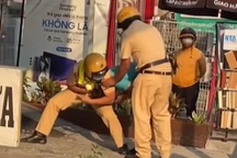 Tài xế taxi công nghệ bị CSGT khống chế do giật biên bản vi phạm ở TPHCM