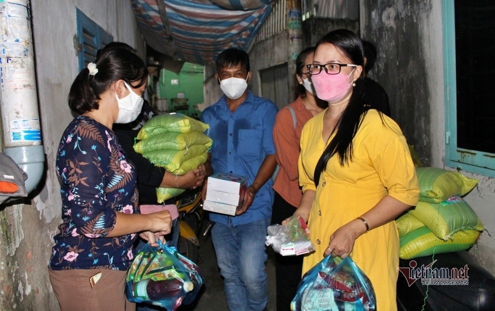 Tan làm, nhịn đói đến hẻm nhỏ Sài Gòn tặng quà: Còn rất nhiều người khổ - 5 Tan làm, nhịn đói đến hẻm nhỏ Sài Gòn tặng quà: Còn rất nhiều người khổ - 5