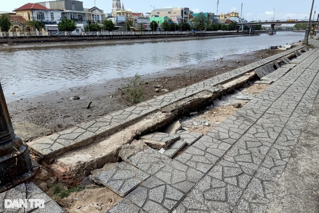 Bờ kè sông Bạc Liêu bị sụp lún sâu cả mét đã được khắc phục - 1 Bờ kè sông Bạc Liêu bị sụp lún sâu cả mét đã được khắc phục - 1