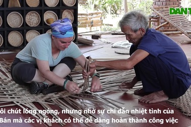 Khách Tây thích thú đến Hội An học đan tre, chẻ lạt